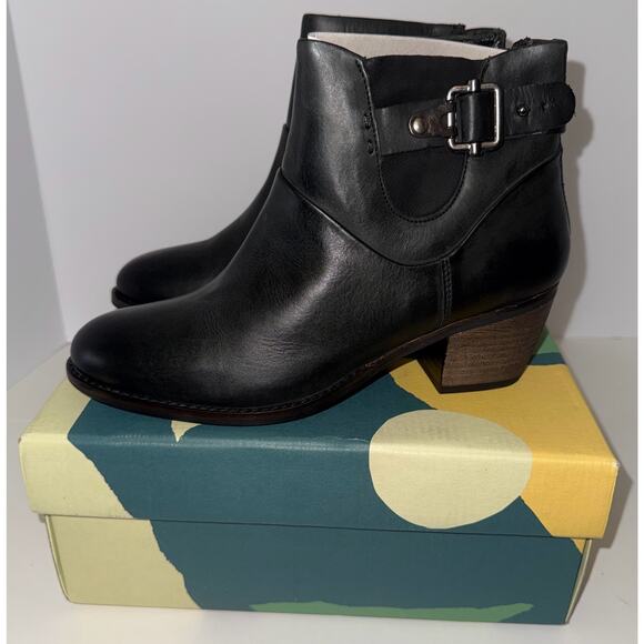 NWT EARTH ANKLE BOOTS Women's 8 West Riverton Black Leather Booties Zip Up - Picture 1 of 4